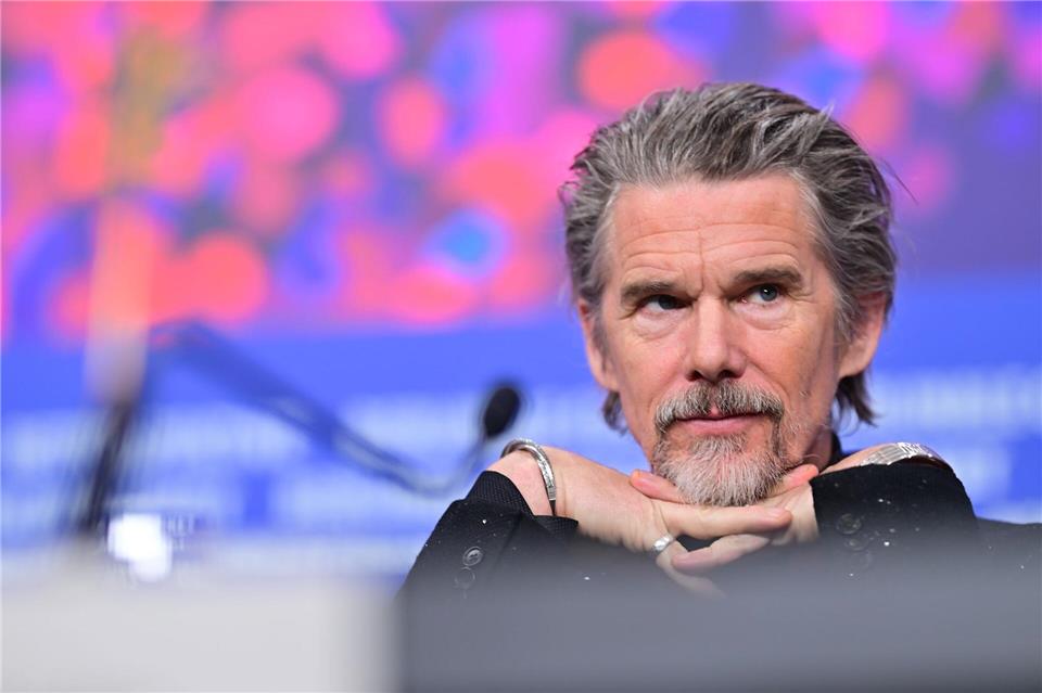 Ethan Hawke nimmt an der Pressekonferenz zum Film „The Weight“ bei der Berlinale teil.Sebastian Christoph Gollnow/dpa