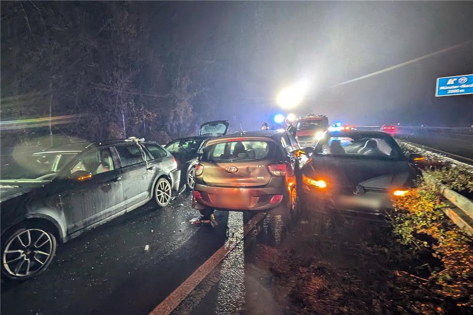 Etliche Autos sind in eine Massenkarambolage auf der A1 bei Münster verwickelt.Helmut Etzkorn/dpa