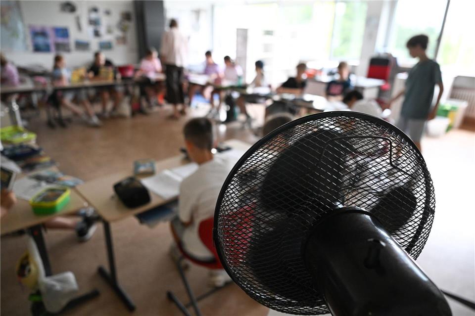 Etliche Eltern haben ihre Kinder im Juni bei der großen Hitze nicht zur Schule geschickt. (Symbolbild)Bernd Weißbrod/dpa