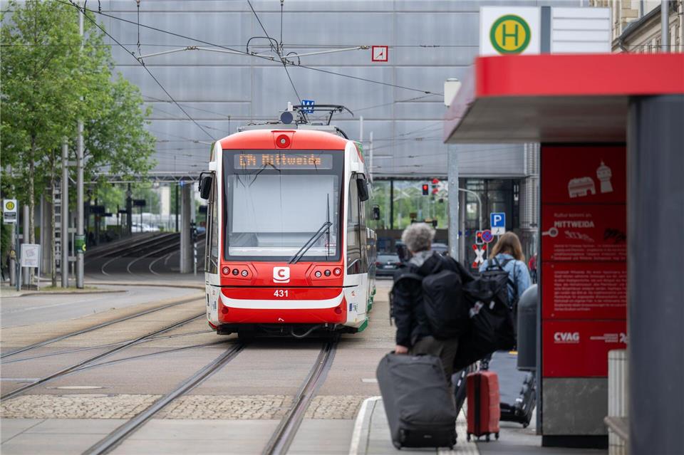 Etliche Fahrscheine im Verkehrsverbund Mittelsachsen werden ab 1. April teurer. (Archivbild)Hendrik Schmidt/dpa