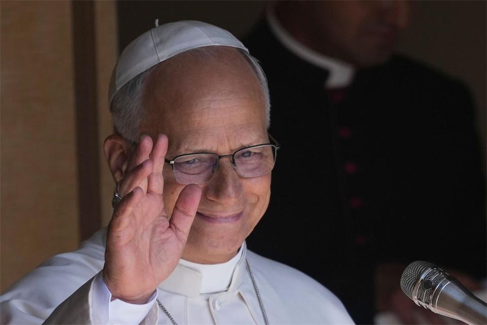 Etliche Katholiken aus Rheinland-Pfalz und dem Saarland werden zum Papstbesuch am 28. September nach Metz fahren (Archivbild)Andrew Medichini/AP/dpa