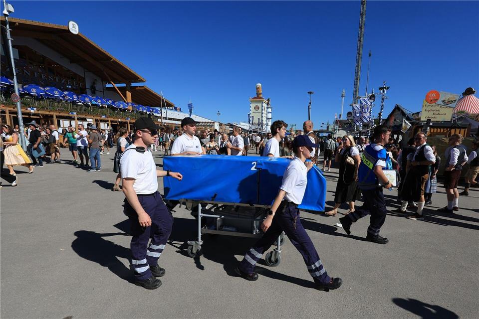 Etliche Male am Tag muss der Rettungsdienst auf dem Oktoberfest ausrücken.Karl-Josef Hildenbrand/dpa