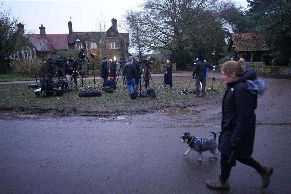 Etliche Medienvertreter warten auf Andrew. Alastair Grant/AP/dpa