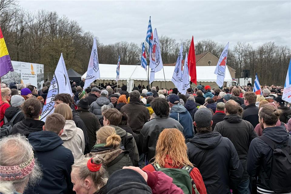 Etliche Menschen nahmen an der Gedenkveranstaltung teil. Bodo Schackow/dpa