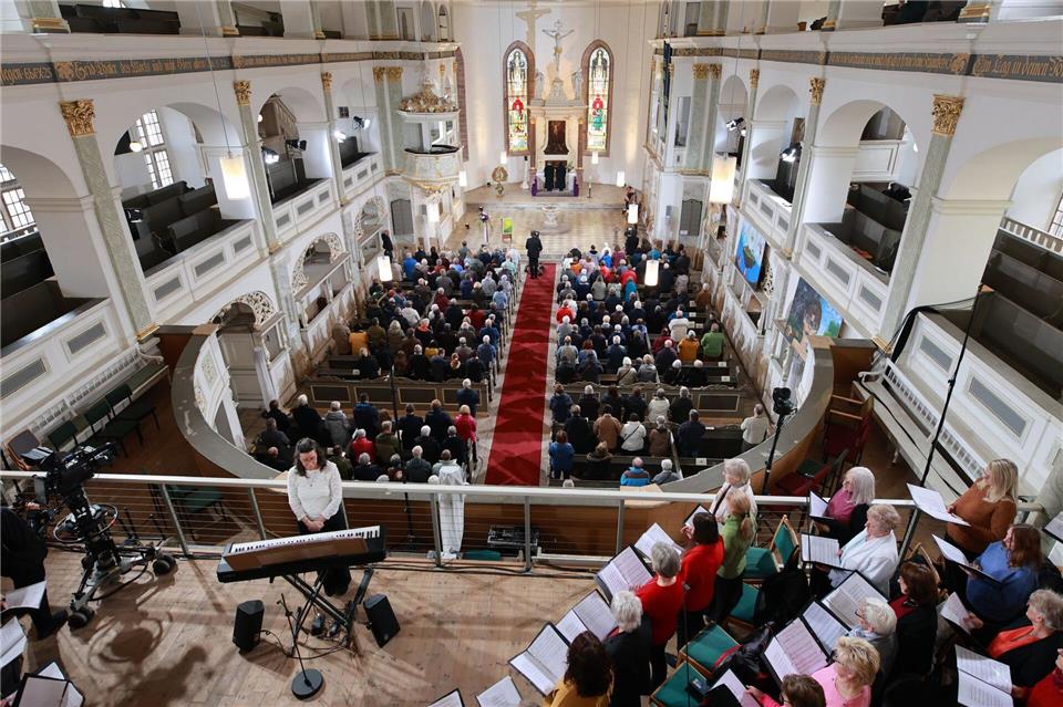 Etliche Menschen strömten zu Gottesdiensten und Veranstaltungen. Matthias Bein/dpa