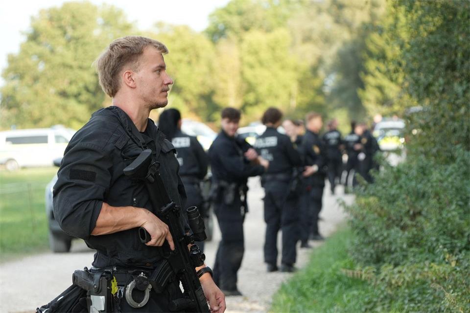 Etliche Polizisten suchten in dem Naturschutzgebiet nach Spuren einer Großkatze, zunächst vergeblich.Felix Kirberg/dpa