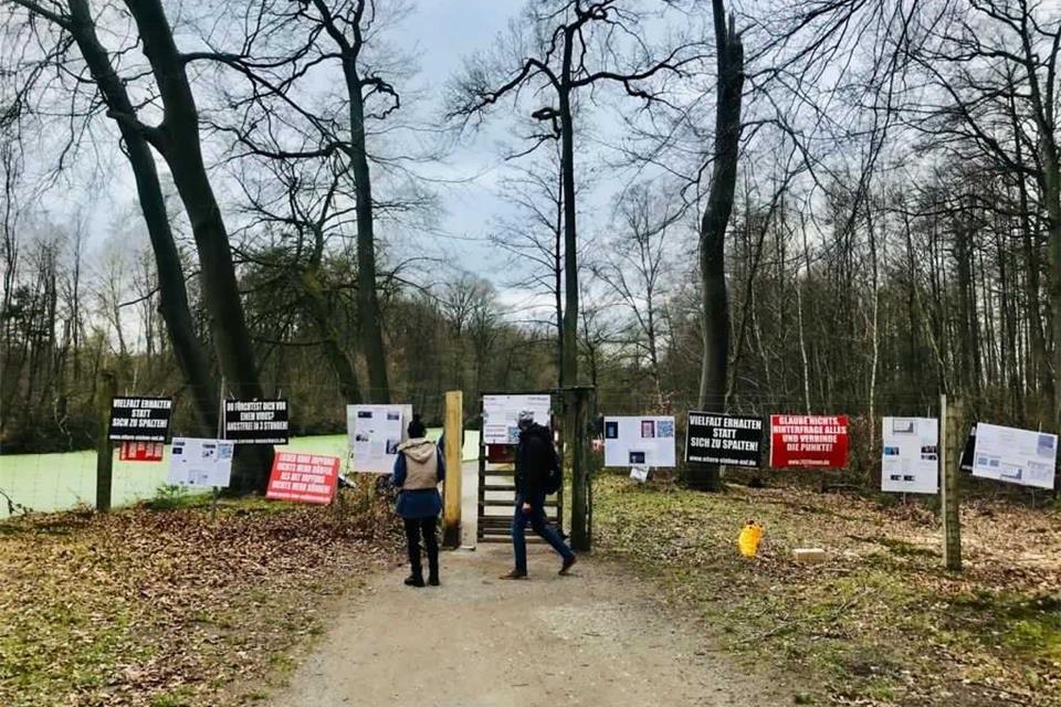 Etliche Spaziergänger haben die Plakate der Ausstellung am Osterwochenende im Raesfelder Tiergarten gesehen, die am Wildschutzzaun montiert waren.