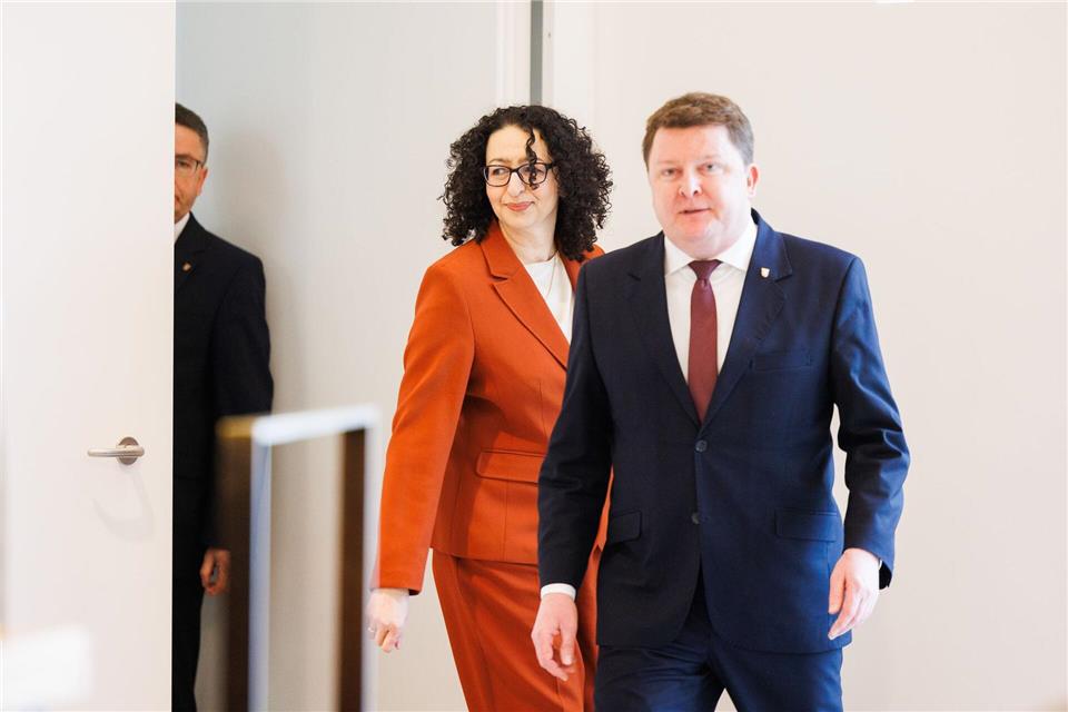 Opposition im U-Ausschuss lehnt Bericht zu Messari-Becker ab  Etliche Stunden lang hat Lamia Messari-Becker im Februar im Untersuchungsausschuss zu ihrer Entlassung als Staatssekretärin ausgesagt. Neben ihr geht hier der Ausschussvorsitzende Marius Weiß (SPD). (Archivbild)Lando Hass/dpa