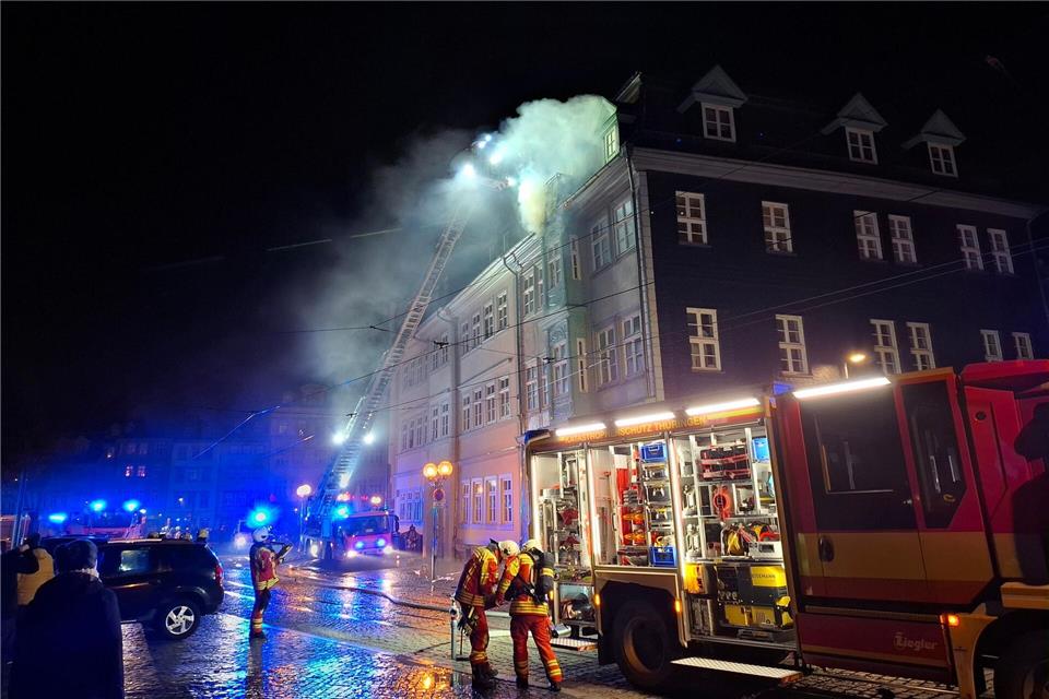 Etwa 100 Einsatzkräfte waren vor Ort.Marie Frech/dpa