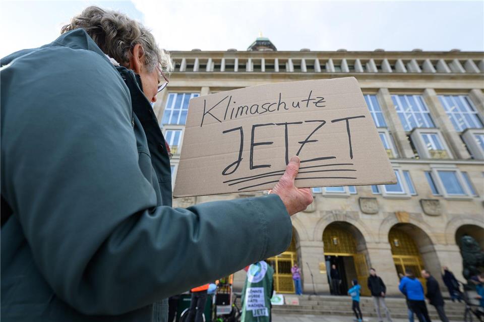 Etwa 100 Menschen haben in Dresden protestiert. Robert Michael/dpa