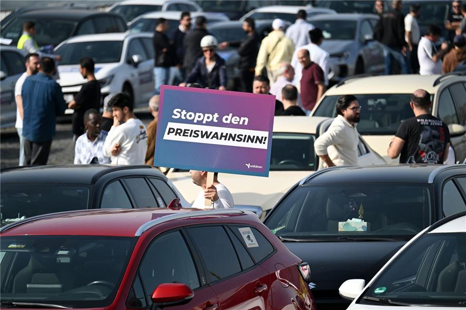Etwa 100 Mietwagen beteiligen sich in Köln an einem Autokorso, mit dem gegen eine erzwungene Preiserhöhung protestiert werden soll.Federico Gambarini/dpa