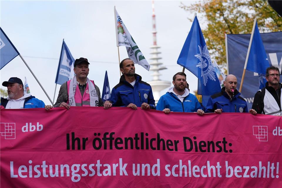 Etwa 1.000 Beschäftigte nahmen nach Angaben des dbb am Demonstrationszug teil.Marcus Brandt/dpa