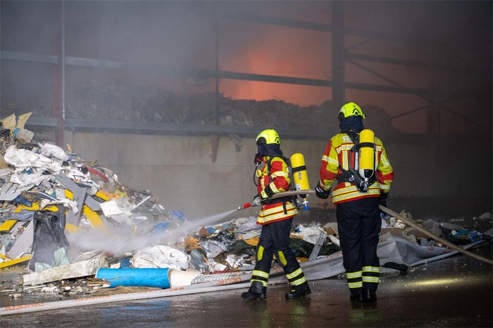 Etwa 120 Einsatzkräfte sind bei dem Brand im Einsatz - darunter drei Trupps mit Atemschutz.Ren� Schr�der/NEWS5/dpa