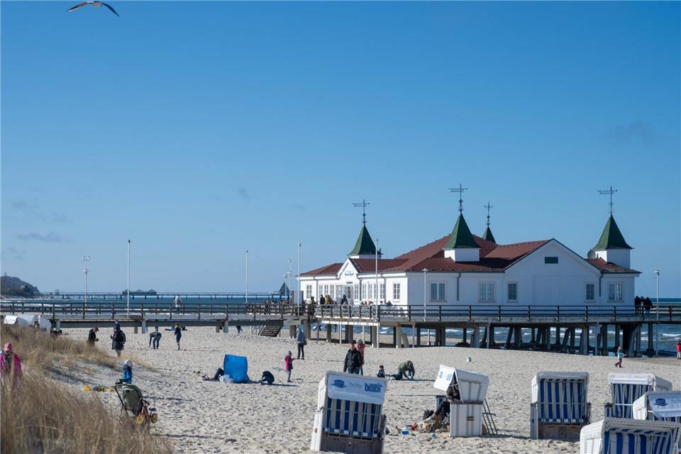 Etwa 1.200 Frauen in Bikini oder Zweiteiler aufgereiht am Strand von Usedom sollen für einen neuen Rekord sorgen.Stefan Sauer/dpa