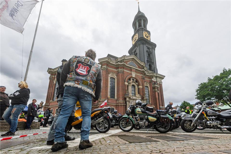 Etwa 150 Motorräder stehen vor dem Michel. Markus Scholz/dpa