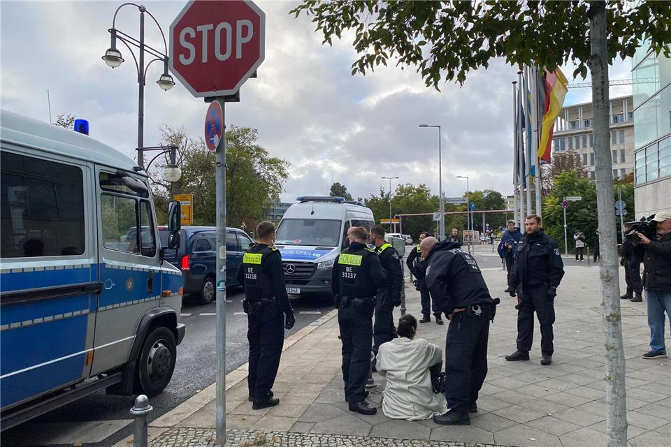 Etwa 20 Demonstranten protestieren an der CDU-Zentrale und versuchen in das Gebäude zu kommen. Sascha Meyer/dpa