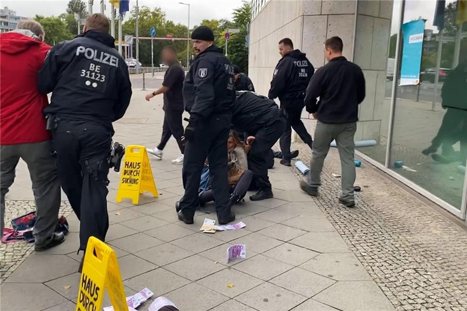 Etwa 20 Demonstranten protestieren nach Polizeiangaben an der CDU-Zentrale und versuchen in das Gebäude zu kommen, die meisten werden vorläufig festgenommen. Sascha Meyer/dpa