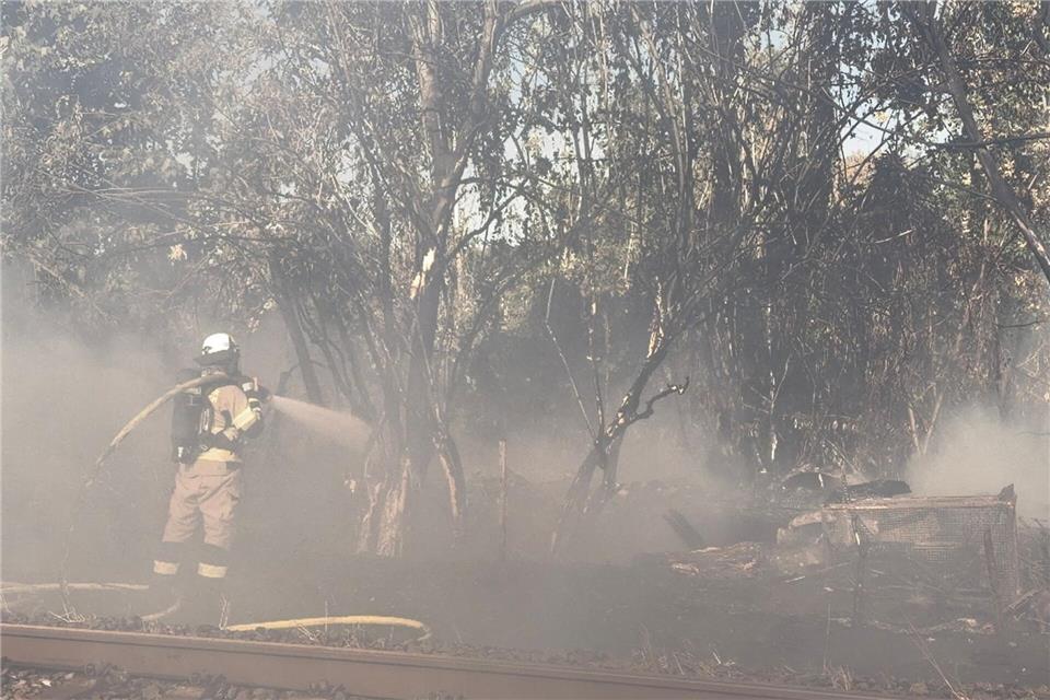 Etwa 200 Einsatzkräfte waren mit dem Löschen von Böschungsbränden entlang der Bahnstrecke Krefeld-Neuss beschäftigt.--/Feuerwehr Meerbusch/dpa