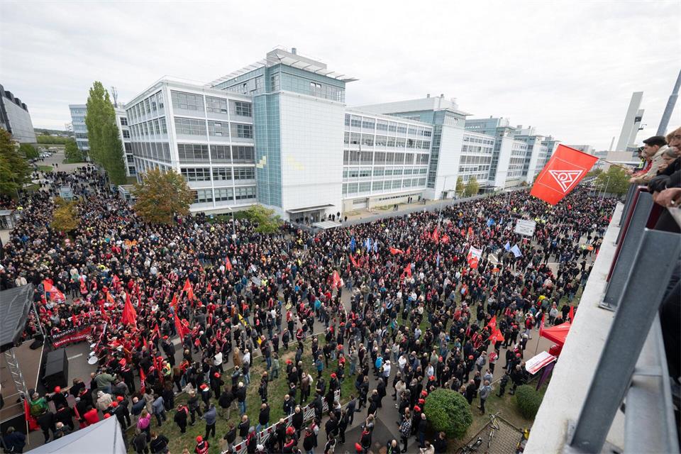 Etwa 20.000 Beschäftigte beteiligten sich bei Mercedes in Sindelfingen am Protest.Marijan Murat/dpa