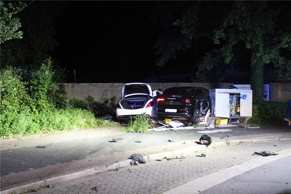 19-Jähriger sorgt für Unfall und Internetausfall in Bocholt Etwa 290.000 Euro Schaden hat der Duisburger mit dem Unfall angerichtet.