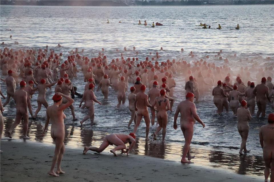 Etwa 3.000 Menschen stürzten sich splitterfasernackt in die Fluten.Ethan James/AAP/dpa