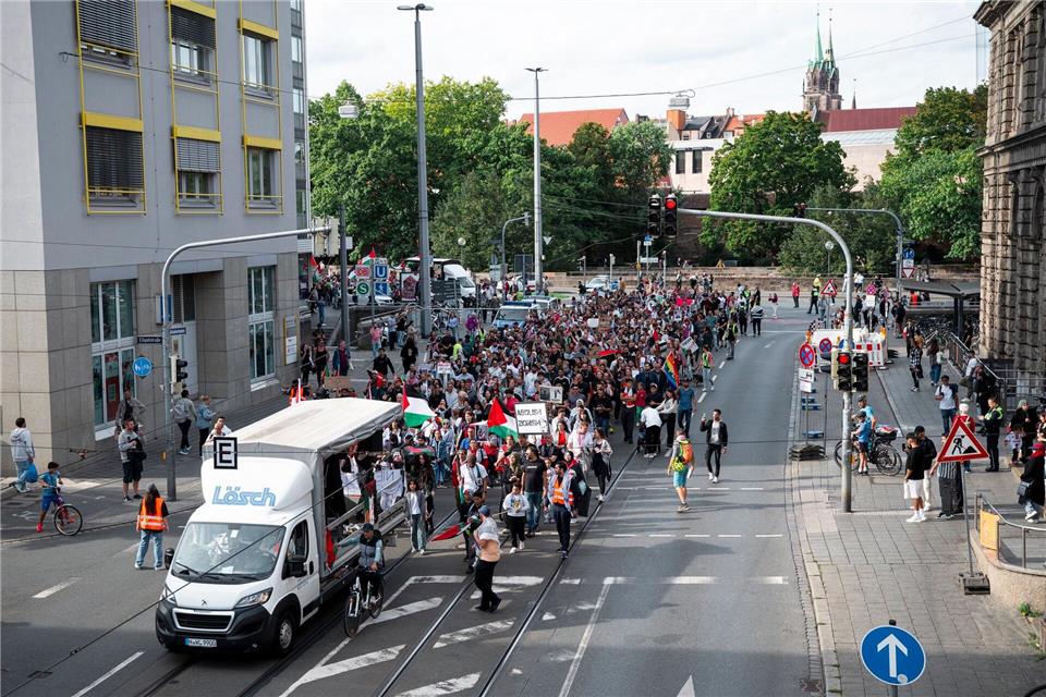 Etwa 3.600 Menschen protestierten in Nürnberg gegen das israelische Vorgehen im Gazakrieg.Daniel Vogl/dpa