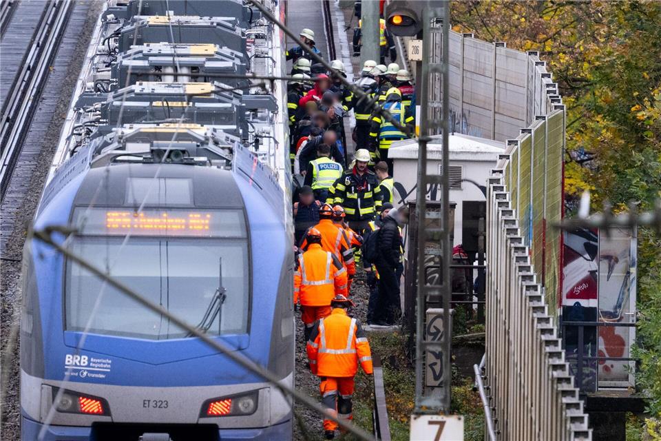 Regionalzug fährt in München gegen umgestürzten Baum Etwa 400 Fahrgäste mussten den Zug laut Bundespolizei verlassen. Sven Hoppe/dpa