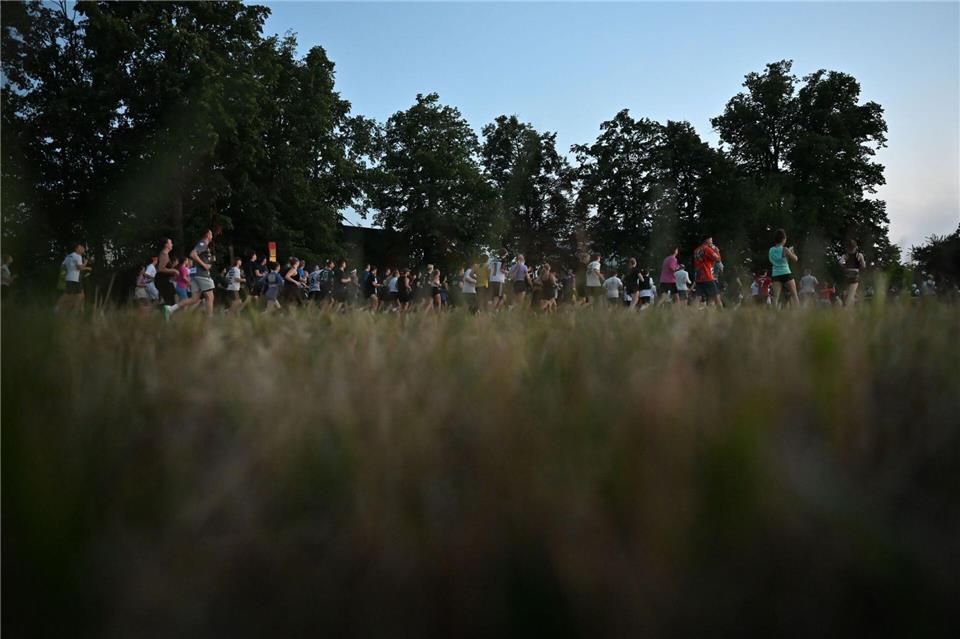 Etwa 400 Läuferinnen und Läufer waren bei dem ersten Rave and Run dabei.Katharina Kausche/dpa
