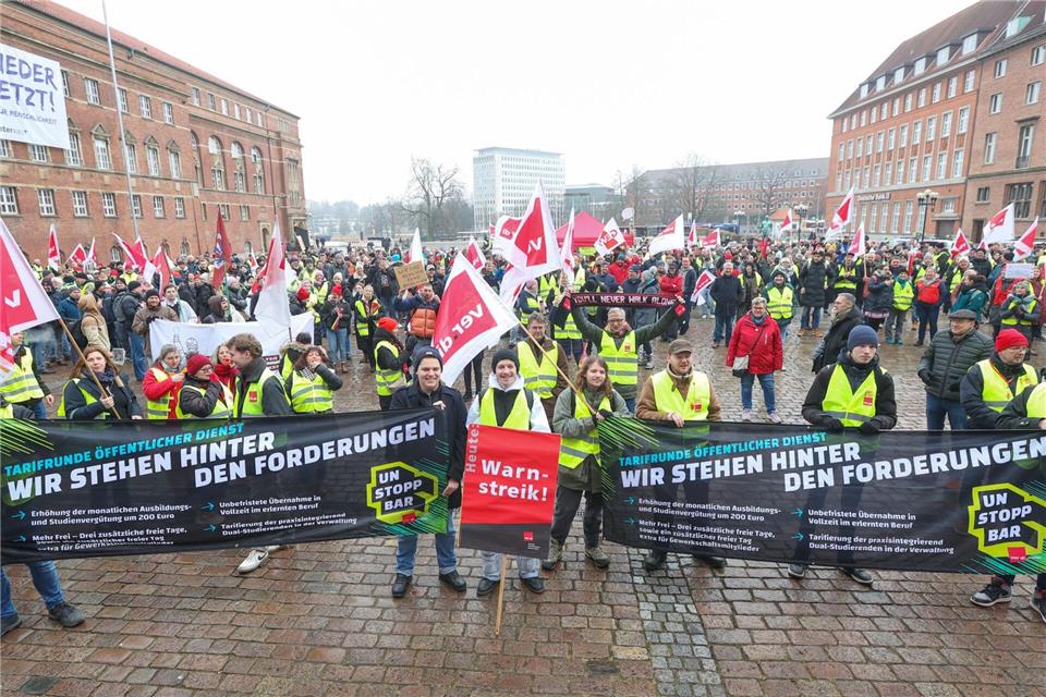 Etwa 4.000 Menschen aus dem öffentlichen Dienst beteiligten sich an dem Warnstreik.Bodo Marks/dpa