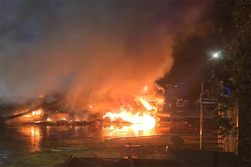 Etwa 50 Einsatzkräfte der Feuerwehr waren vor Ort, um den Brand in Wiesloch zu löschen.René Priebe/dpa