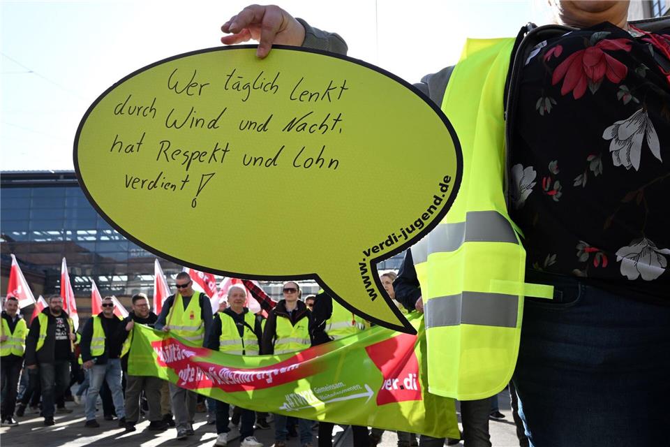 Etwa 500 Nahverkehrsbeschäftigte haben sich nach Angaben der Gewerkschaft Verdi an einer Streikdemonstration in Erfurt beteiligt.Martin Schutt/dpa