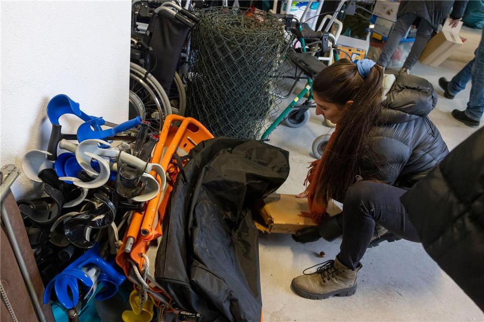 Etwa Gehhilfen und Tragen für Kranke werden gebraucht.Helmut Fricke/dpa