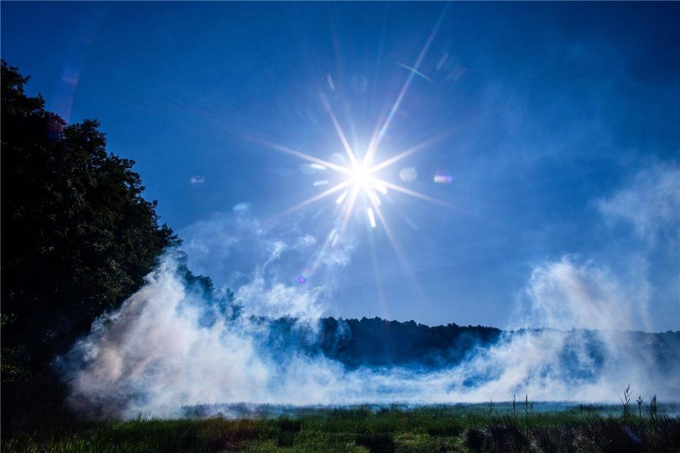 Etwa bei Waldbränden könnten automatisiert vorausgeschickte Drohnen der Feuerwehr wichtige Erkenntnisse liefern. Künstlicher Rauch steigt bei einem entsprechenden Praxistest auf.Jens Büttner/dpa