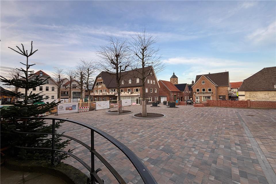 Etwa die Hälfte des Burgplatzes konnte Anfang Dezember schon wieder freigegeben werden. Anfang nächsten Jahres kommen die Arbeiten hier zum Ende.