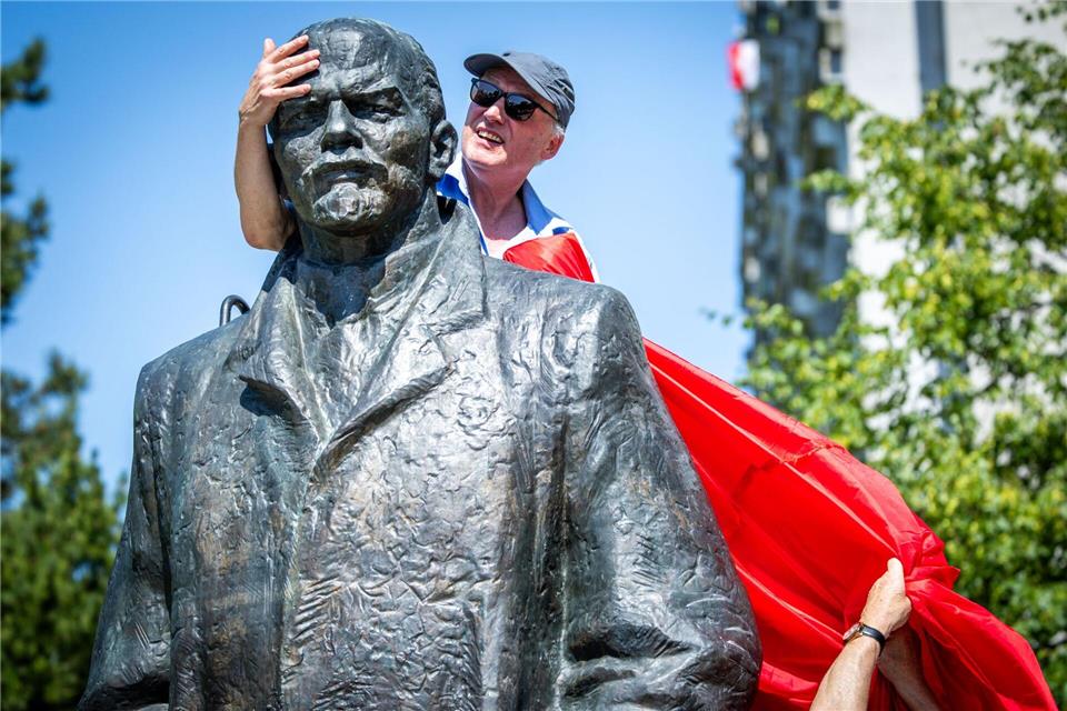 Etwa drei Dutzend Menschen waren bei der Mahnkundgebung dabei.Jens Büttner/dpa