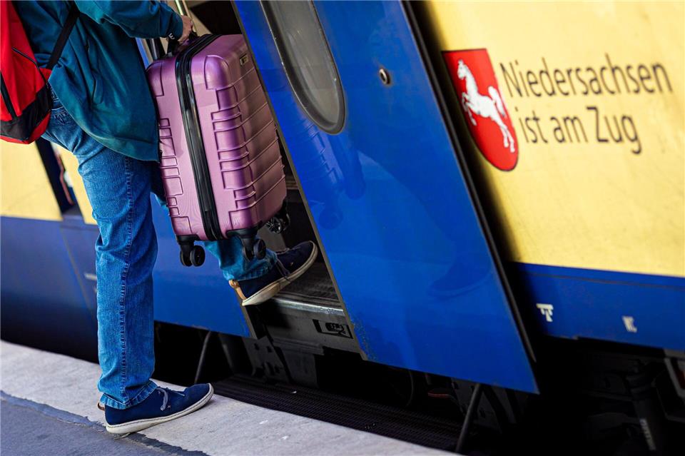 Etwa drei von vier Niedersachsen kommen binnen fünf Minuten zu Fuß zu einer ÖPNV-Haltestelle. (Symbolbild)Moritz Frankenberg/dpa