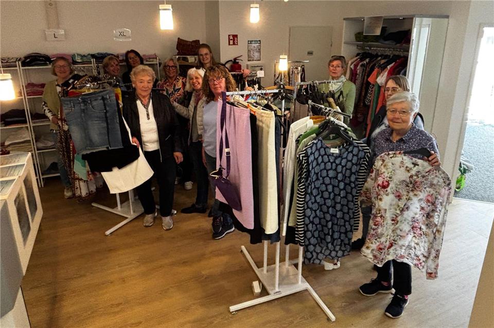 Etwa ein Dutzend ehrenamtliche Helferinnen arbeiten in dem Second-Hand-Laden der Caritas.