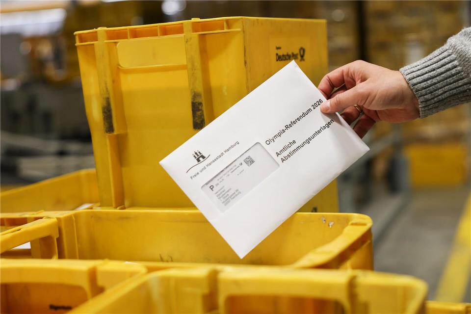 Etwa fünfeinhalb Wochen vor dem Olympia-Referendum beginnt der Versand der Abstimmungsunterlagen an die Hamburgerinnen und Hamburger.Christian Charisius/dpa