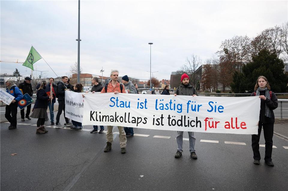 Etwa zwei Dutzend Klimaaktivisten haben in Dresden für eine Wärmewende in der Stadt demonstriert. Sebastian Kahnert/dpa