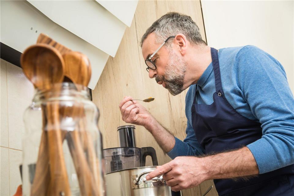Etwas Einfaches, Schnelles mit wenigen Zutaten zu kochen, steigert die Motivation.picture alliance / dpa-tmn