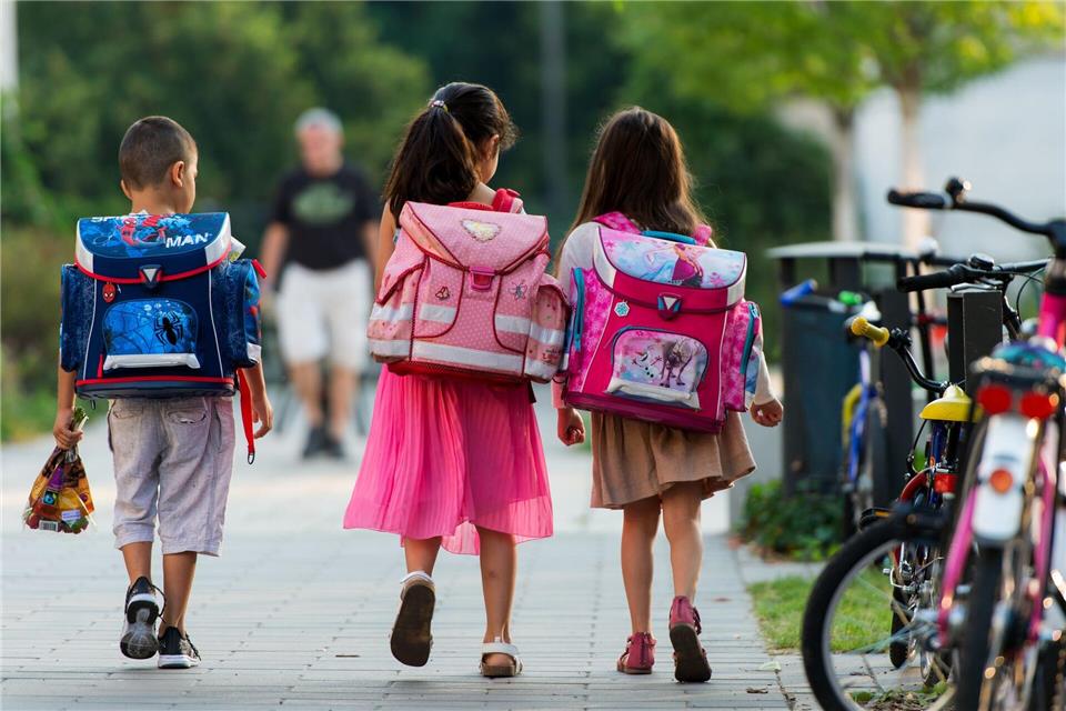 Etwas mehr als ein Drittel der Schülerinnen und Schüler lief oder radelte 2024 zur Schule. (Symbolbild)Monika Skolimowska/dpa/dpa-tmn