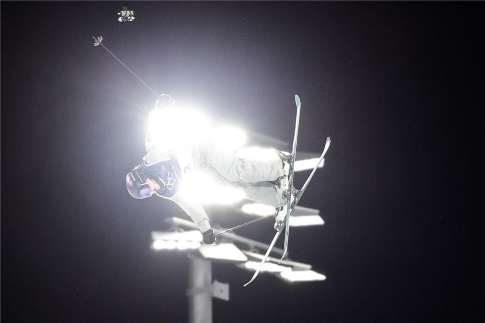 Etwas mehr als eine Woche nach einer Knie-Operation bestreitet Muriel Mohr die Big-Air-Qualifikation.Oliver Weiken/dpa