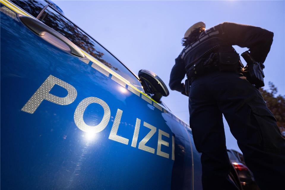 Etwas schmunzeln müssen die Beamten, als sie sehen, wie ein Betrunkener versucht sein Auto zu öffnen. (Symbolbild)Marijan Murat/dpa