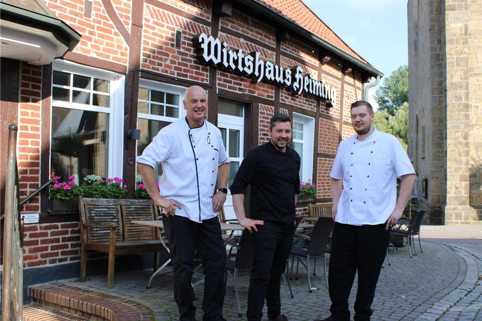 Etwas zurückhaltend seien ihre Gäste, berichten (von links) Inhaber Heinz Heiming mit den Köchen Robert Schober und Florian Sicking. 