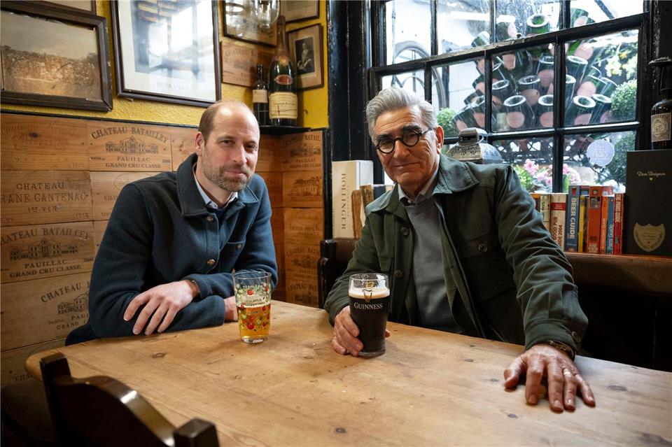 Eugene Levy (r) und Prinz William in einer Folge der Reise-Serie „Urlaub wider Willen mit Eugene Levy“.Ian Gavan/Apple TV+/dpa