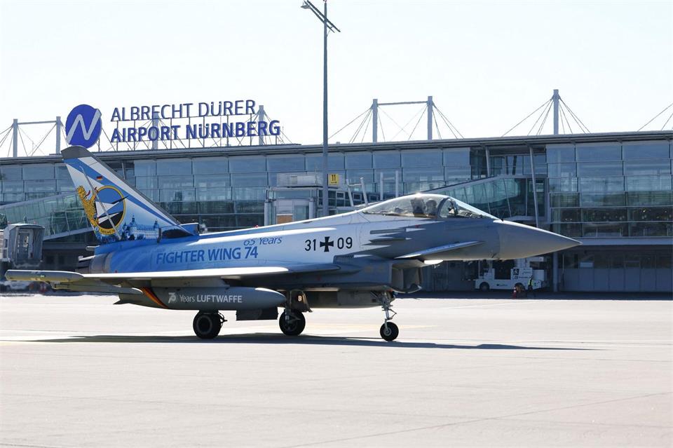 Eurofighter-Kampfjets der Luftwaffe trainieren derzeit am Flughafen Nürnberg die Zusammenarbeit mit zivilen Strukturen.Daniel Löb/dpa