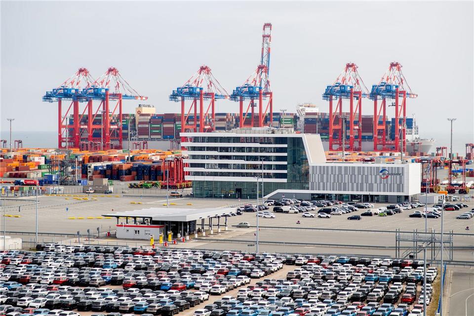 Eurogate hat an seinen Terminals in Wilhelmshaven, Bremerhaven und Hamburg einen eigenen Winterdienst. (Archivbild) Hauke-Christian Dittrich/dpa