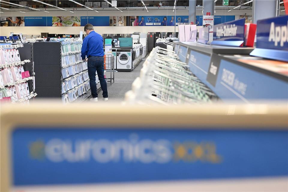 Euronics rechnet mit Umsatzrückgang im laufenden Geschäftsjahr. (Archivbild)Marijan Murat/dpa