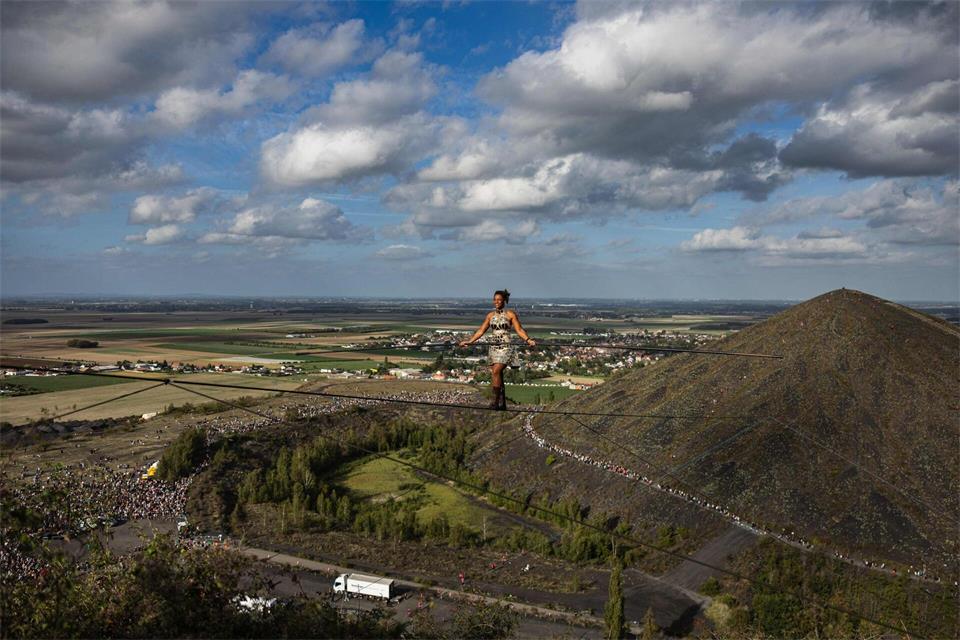 Europäische Tage des Kulturerbes: Highline-Aktion in Loos-en-Gohelle über dem Bergbaugebiet Pas-de-CalaisSameer Al-Doumy/AFP/dpa