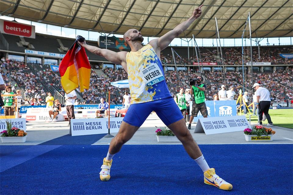 Europameister Julian Weber gewann in Berlin das Speerwerfen.Andreas Gora/dpa